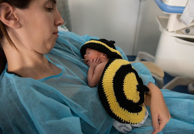 Hospital busca voluntarios para abrazar bebés prematuros